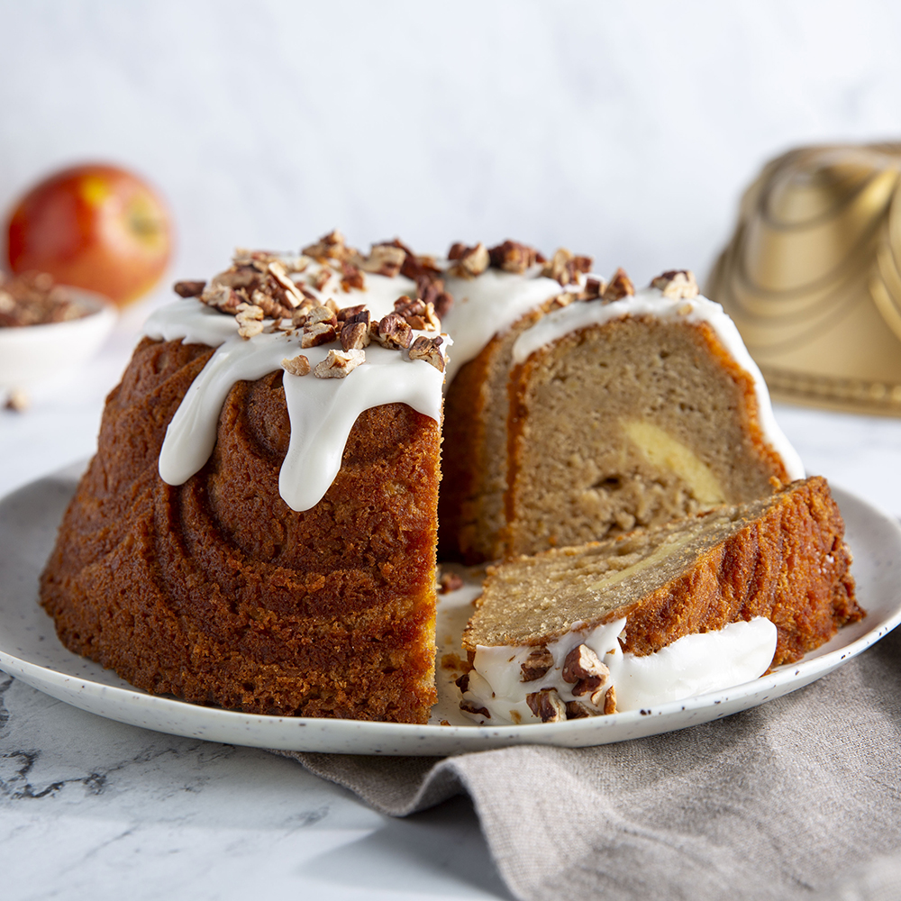 Jablečná bábovka s tvarohovým mramorem a kořením